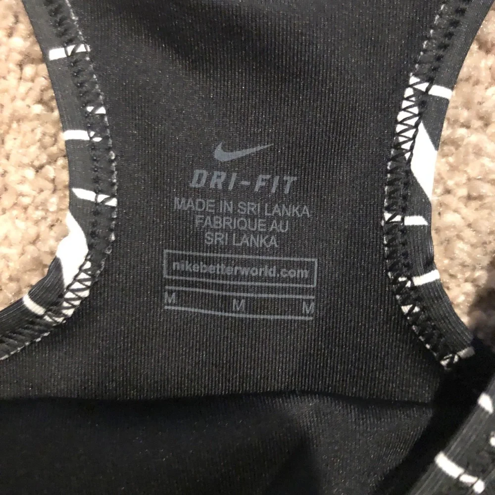 Nike Women’s sports bra size medium - Picture 3 of 3